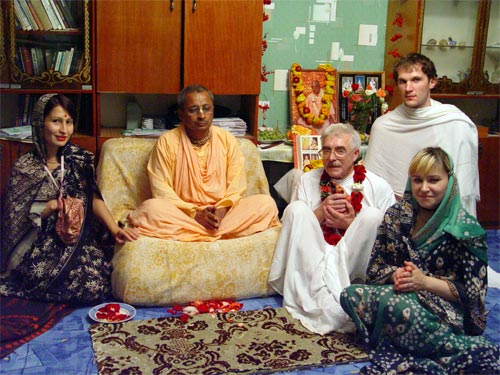 Шрипад Бхагават Махарадж с новыми учениками Шрилы Гурудева . Слева направо: Судеви дд, Шрипад Бхагават Махарадж, Бамшибаданананда Прабху, Доял Нитай Прабху, Видхумукхи дд