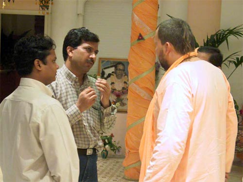 Авадхут Махарадж беседует с гостями из Индии