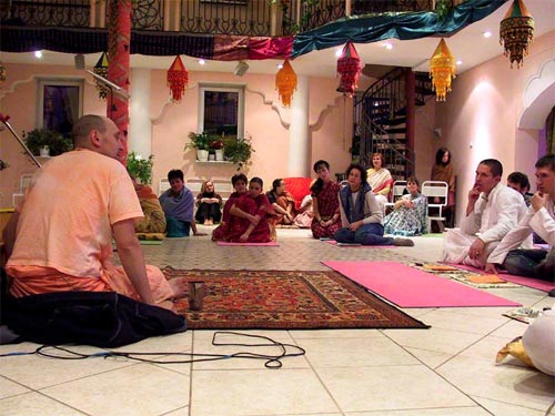 гости храма и преданные внимательно слушают Шрипада Бхарати Махараджа ...