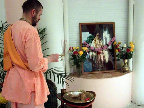 Ананда Мой Прабху, главный пуджари Лахтинского центра бхакти-йоги,
проводит церемонию поклонения Шриле Шридхару Махараджу...