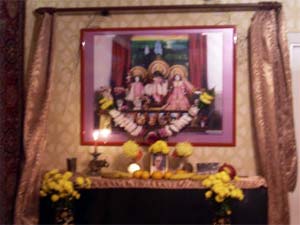 общий вид на алтарь: изображение Питерских Божеств Шри Шри Гуру Гауранга Радха Мадхава Сундарджиу