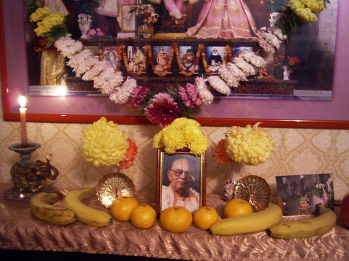 алтарь с изображением Питерских Божеств Шри Шри Гуру Гауранга Радха Мадхава Сундарджиу и Шрилы Гурудева , украшенный цветочными гирляндами