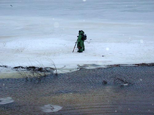 несмотря ни на какие погодные условия любители рыбалки продолжают забрасывать мормышки в воды Финского залива, правда не знают потом как выбраться на берег
