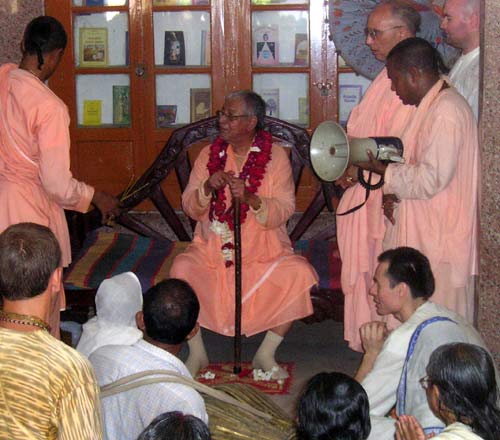 Затем все преданные смогли получить даршан Шрилы Гурудева в нат-мандире, пока Бхудев Прабху проводил Шри Гуру Пуджу
