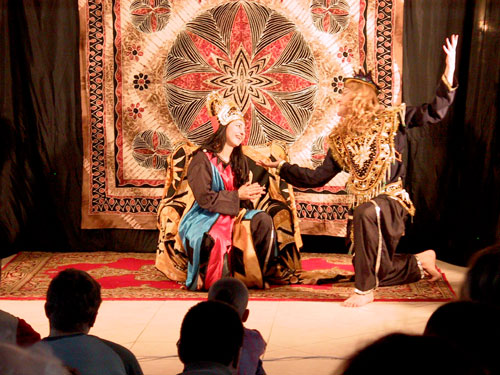 Театр Мадхура показывал премьерный спектакль «Шут и король»