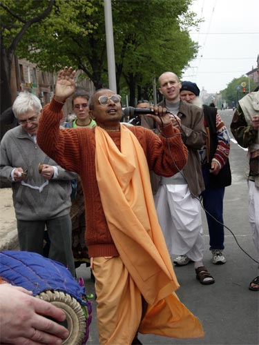 Later in one of days devotees came from festival to the center of Zaporozhye city to engage in harinam sankirtan .