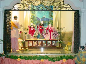 Божества Лахтинского храма — Шри Шри Гуру Гауранга Радха Мадхава Сундарджиу
