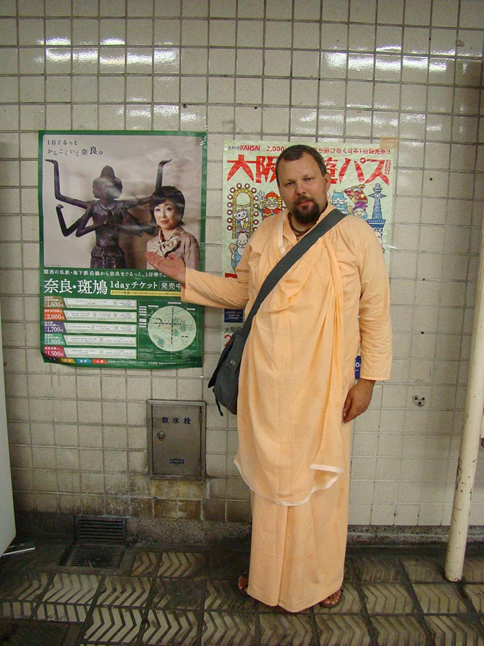 11 Avadhut-Mj.-Posing-with-poster-portrating--deity-of-Brahma-from-one-of-the-Japanese-templese-of-the