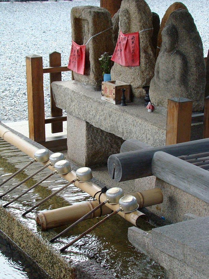 14 Holy-Spring-at-Sanjusangendo-Temple-in-Kyoto-used-to-purify-worshipers-before-entering-temple-premices
