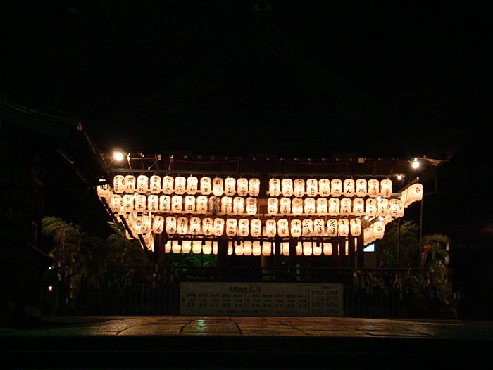 15 Lanterns-a-lit-during-nigh-time-at-the-Temple
