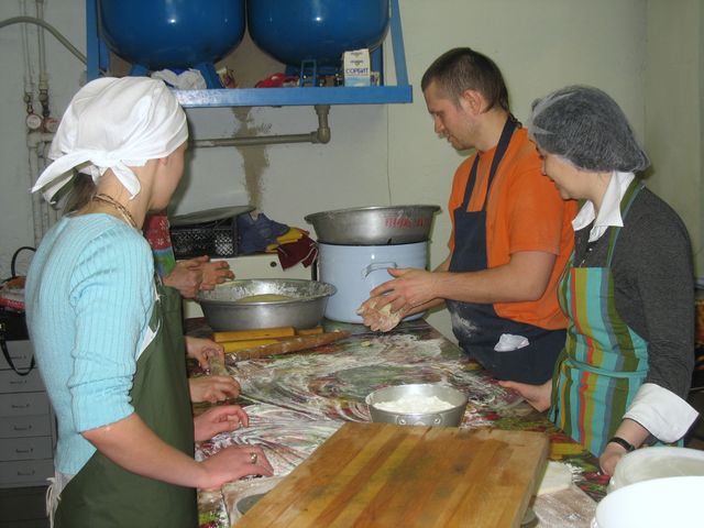 02 Ананта Вардхан Прабху даёт мастер-класс по приготовлению алупарадх (ну очень вкусные лепёшки с начинкой)