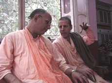 Шрипад Джанардан Махарадж (слева) и Шрипад Госвами Махарадж
