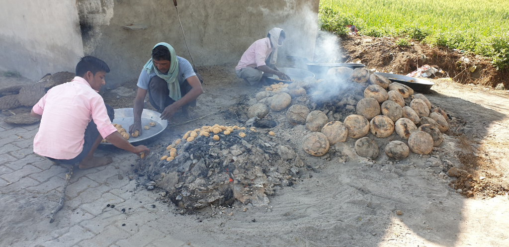 20190310_53_Браджабаси пекут деревенский хлеб на навозных углях.jpg