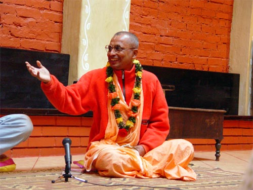 Шрипад Бхагават Махарадж дает лекцию на храмовой программе