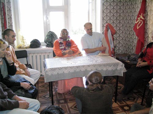 на программе в общежитии. Справа от Шрипада Бхагават
Махараджа — Васудев Прабху, лидер Смоленского отделения Миссии .