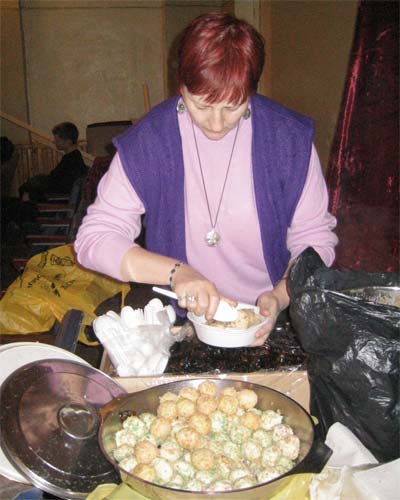 приготовление сладкого угощения, по древней традиции, освящённой пищей — прасадом 