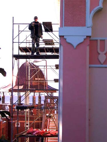 Сундар Джьёти Прабху ведёт строительно-ремонтные работы в Храме