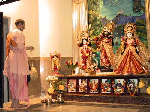 Ананда Мой Прабху проводит поклонение Божествам Шри Шри Гуру Гауранга Радха Мадхава Сундарджиу 