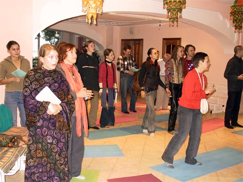 гости участвуют в традиционном вечернем богослужении — арати 