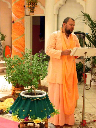 Шрипад Авадхут Махарадж поёт песни, прославляющие священное дерево туласи 
