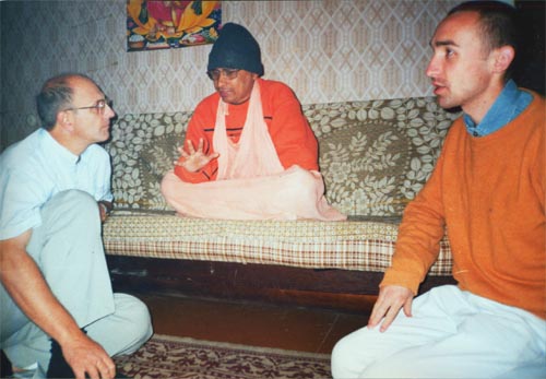 Утренний даршан. Шрипад Бхагават Махарадж беседует с лидером смоленской ятры Васудевой Прабху
