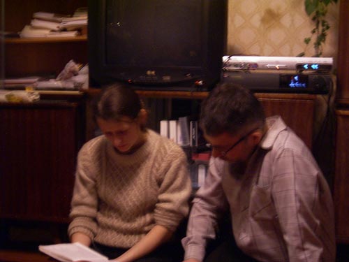 Вита и Олег читают ванданам (молитвы)