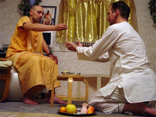 Шрипад Бхарати Махарадж даёт первое посвящение (харинама-инициацию) от имени Шрилы Б.С. Говинды Махараджа, действуя как ритвик