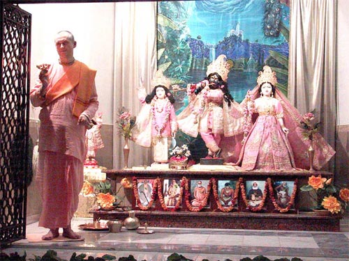 Пуджари Лахтинского центра, Ананда Мой Прабху, проводит службу
Божествам Шри Шри Гуру Гауранга Радха Мадхава Сундарджиу на субботней
программе, 4 декабря 2004 г.