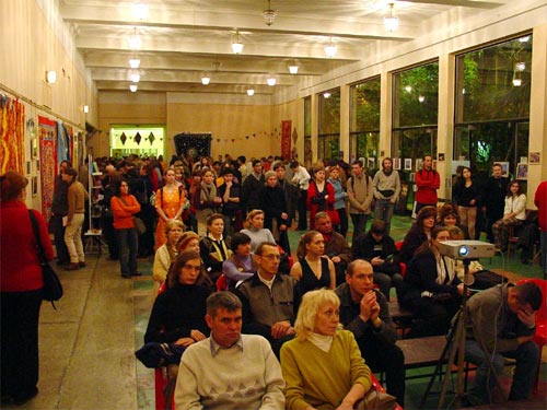 презентация слайд-шоу в холле рядом в ботаническим садом (виден справа)