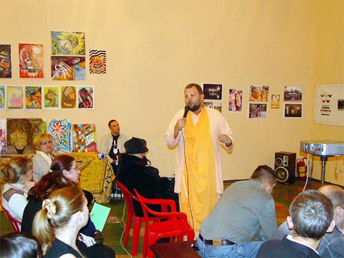 Авадхут Махарадж даёт лекцию с иллюстрациями: слайд-шоу об Индийской культуре и духовности