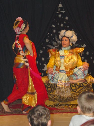 Семейный театр «Мадхура» из Санкт-Петербурга порадовал
зрителей новым спектаклем о Тхандурдасе