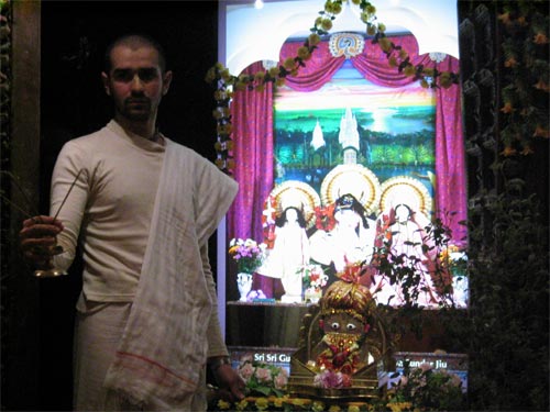 Нитай Чанд каждый день служит Божеству Московского центра: Шри Гирираджу, а также Шри Шри Гуру Гауранга Радху Мадхава Сундарджиу — Божествам Питерского храма