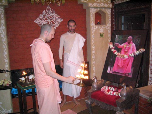 Шрипад Бхарати Махарадж предлагает Гурудеву лампаду с 27 зажжёнными фитилями...