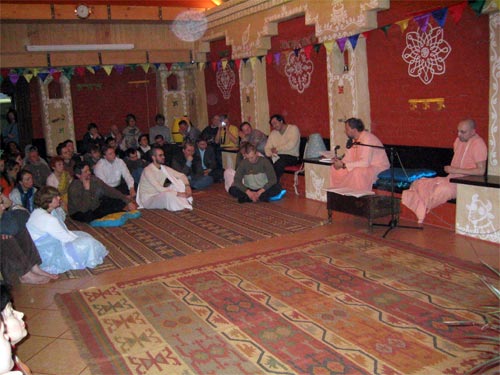 После вечернего арати, программу продолжил Шрипад Авадхут Махарадж лекцией о Шриле Говинде Махарадже
