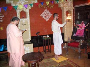 Нитай Чанд Прабху проводит пуджу Шриле Гурудеву