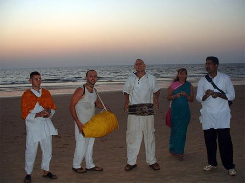 Слева направо: Шьямасундар, Кришна Бхакта, Кристиан, Сара