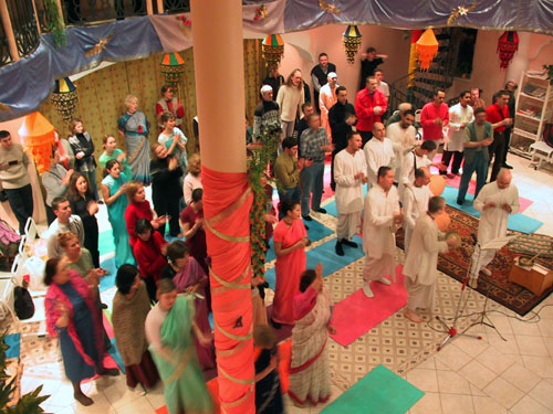 После спектакля началась церемоня поклонения Божествам — Гаура Арати