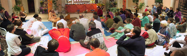Бхарати Махарадж продолжил беседу с пришедшими на праздник людьми