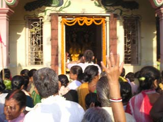 Предложение почтения Божествам Шри Шри Гаура-Гададхара в Матхе Шрипада Бхакти Алока Парамахамса Махараджа в Майапуре