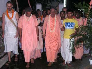 Шрила Гурудев, Его Божественная Милость Шрила Бхакти Сундар Говинда Дев-Госвами Махарадж, открывает Парикраму и ведёт паломников к воротам Матха
