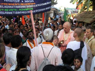 По прибытии в Майапур, Шрипад Сиддханти Махарадж с энтузиазмом начинает киртан 