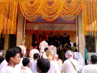 Самадхи Мандир Шрипада Бхакти Дайита Мадхава Махараджа, великолепно украшенный по случаю его 100-летнего юбилея