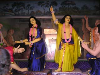 Господь Нитьянанда и Махапрабху даруют Свою милость Джагаю и Мадхаю — одна из многих диорам в храмах на пути парикрамы