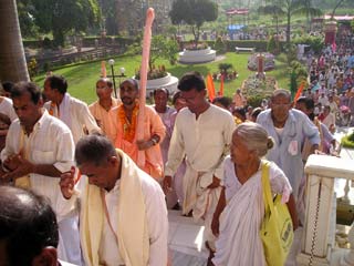 Преданные отправились к пушпа самадхи мандиру Шрилы Бхактиведанты Свами Прабхупады, где Шрипад Гири Махарадж дал лекцию на бенгали для собравшихся преданных.