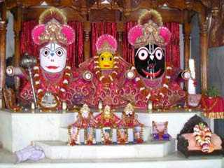 Господь Джаганнатх, Господь Баладева и Шри Субхадра смотрят на собрание Вайшнавов