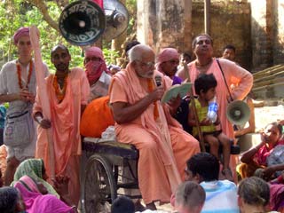 ...Затем Шрипад Тиртха Махарадж продолжил короткой речью на английском, рассказав, что Симантадвип — это место, где Парвати Деви поклонялась Махапрабху и приняла освящённую пыль на голову, на среднюю часть, которая называется «симанта»