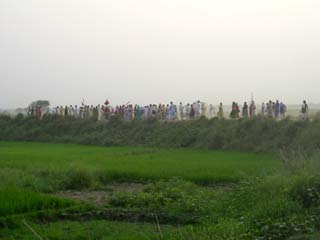 ближе к закату, преданные возвращаются обратно в Шри Чайтанья Сарасват Матх