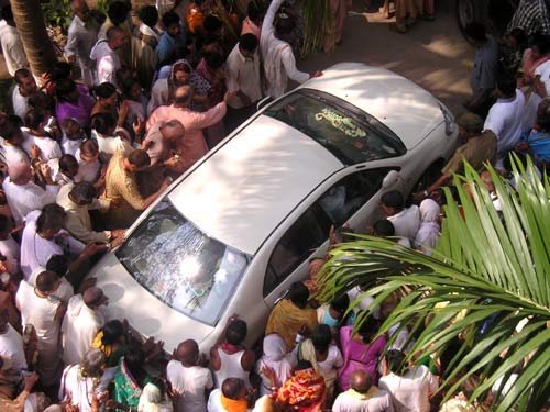 Преданные, стремясь увидеть своего нежно любимого Любящего Хранителя,
Шрилу Бхакти Сундар Говинду Дев-Госваим Махараджа хотя бы мельком,
немедленно обступили Его машину со всех сторон, как только она заехала
на территорию Матха.