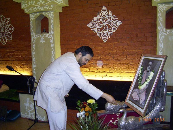 Мадхав Кришна Прабху выражает почтение Сарасвати Тхакуру