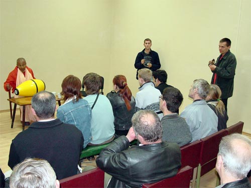 right after finishing the exhibition in Donetsk, there was organized a
preaching program with Sripad Bhagavat Maharaj.